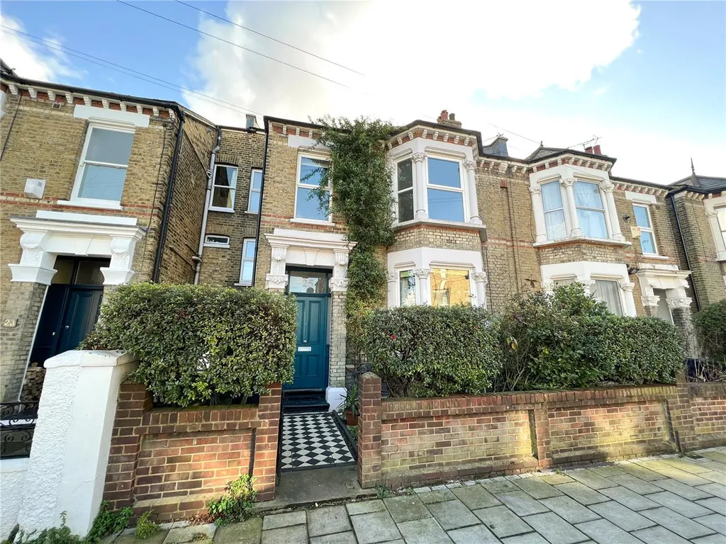 London Garden Flat Winterwell Road SW2 with Private Garden