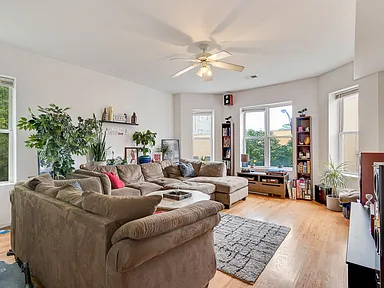 Rent 2-bedroom apartment in Chicago Ukrainian Village
