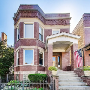 Rent 2-bedroom apartment in Chicago Ukrainian Village