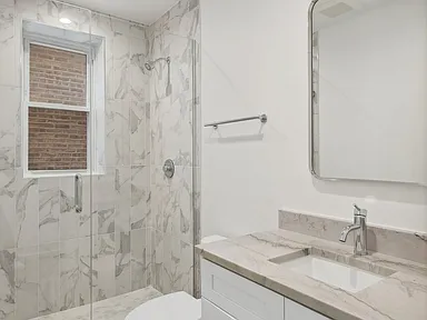 Rent 2-bedroom apartment in Chicago Ukrainian Village