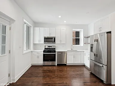 Rent 2-bedroom apartment in Chicago Ukrainian Village