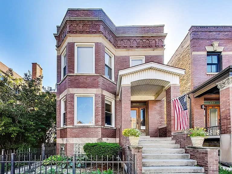 Rent 2-bedroom apartment in Chicago Ukrainian Village