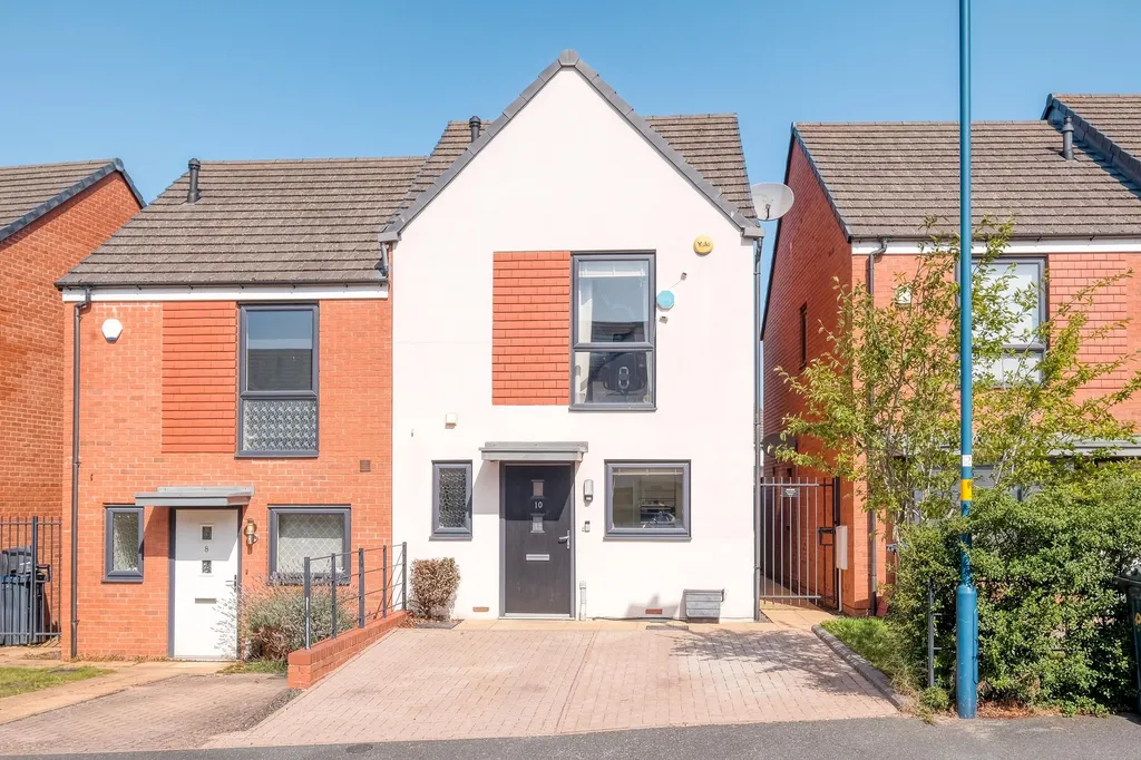 Cofton Hackett semi-detached house with garden and driveway