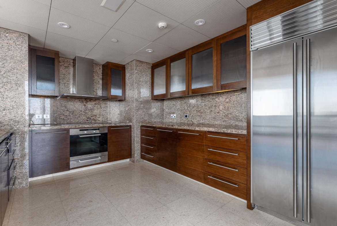 Luxury Burj Khalifa Apartment with Dubai Fountain View