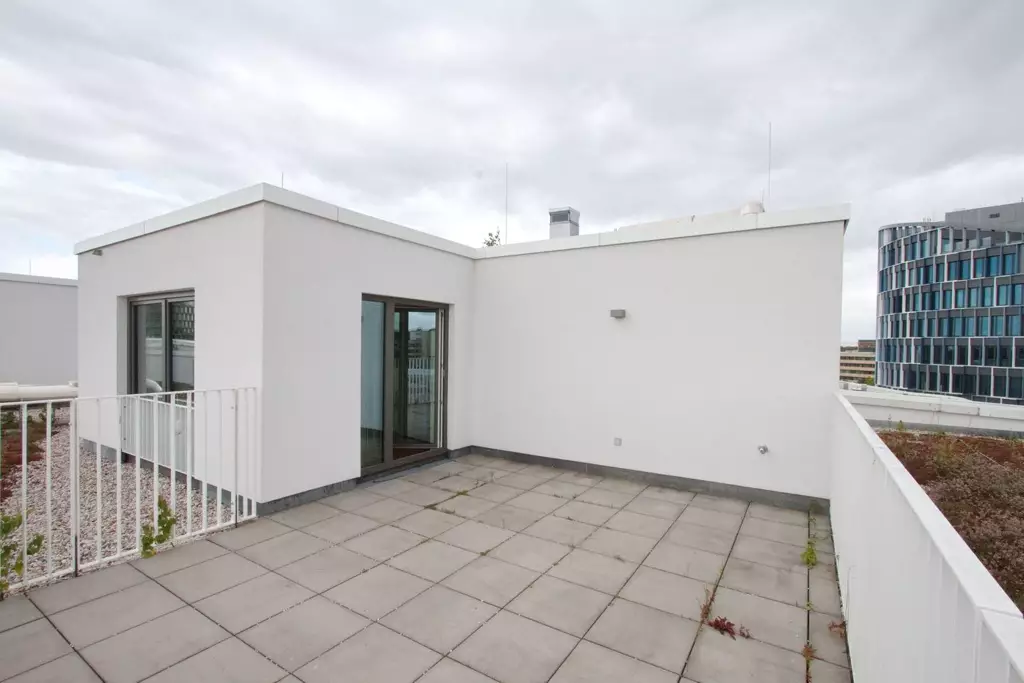 Modern Winterhude apartment with roof terrace