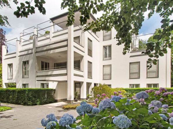 Luxury apartment in Hamburg with lake view