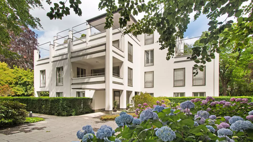 Luxury apartment in Hamburg with lake view