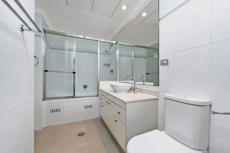 Modern Sydney Apartment in CBD Oaks Trafalgar
