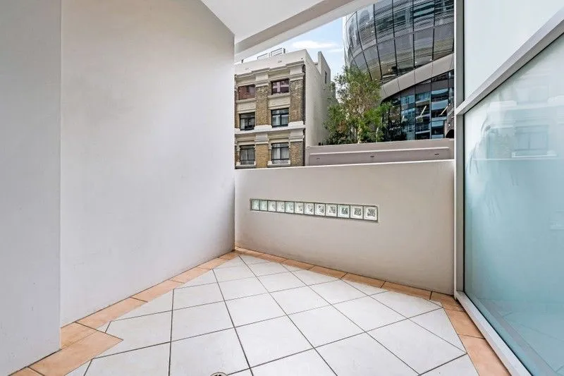 Modern Sydney Apartment in CBD Oaks Trafalgar
