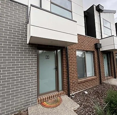 Stylish 2-bedroom Sydenham townhouse for rent in Australia