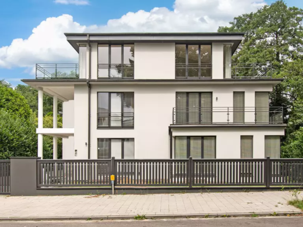 Luxury penthouse in Hamburg with roof terrace and canal view