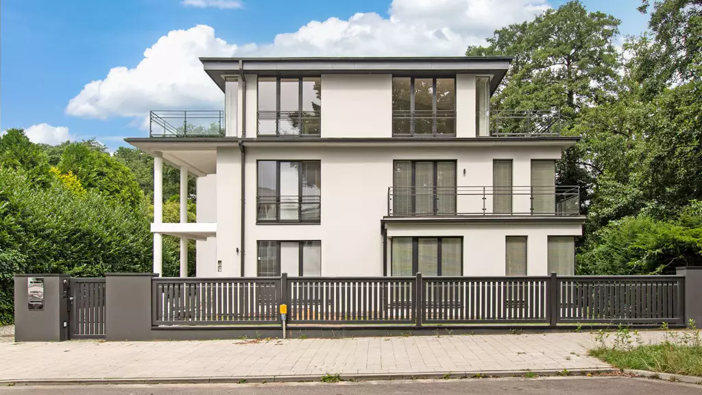 Luxury penthouse in Hamburg with roof terrace and canal view
