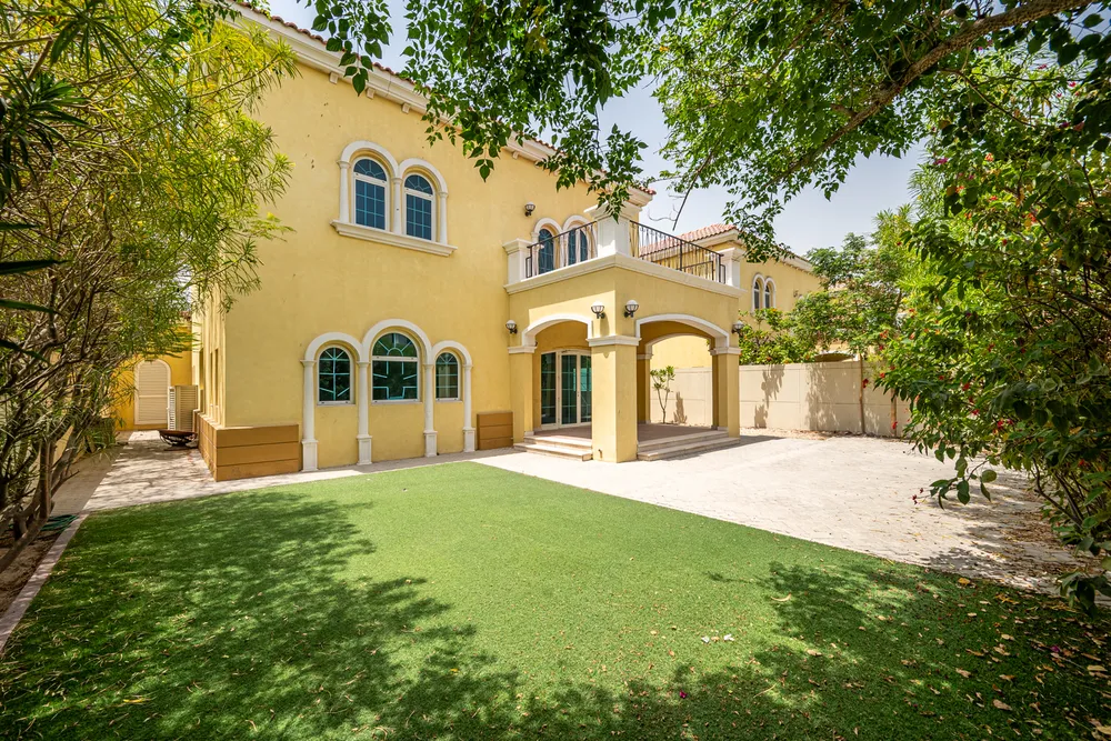 Legacy Villa for rent in Jumeirah Park Dubai with private garden and spacious interiors