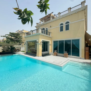 Looking for a spacious Jumeirah Park Villa with modern amenities and outdoor luxury?