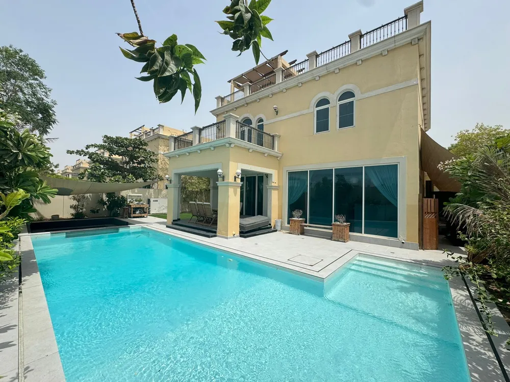 Looking for a spacious Jumeirah Park Villa with modern amenities and outdoor luxury?